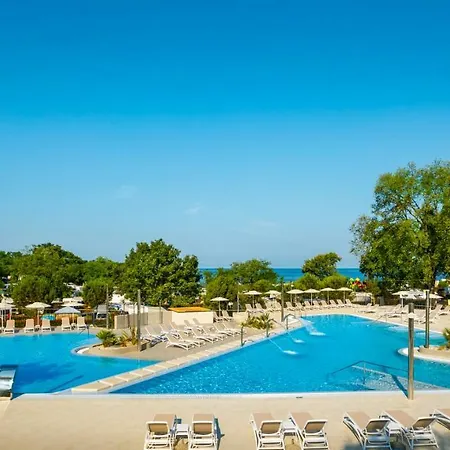 Relax Premium Village Holiday Homes 4*